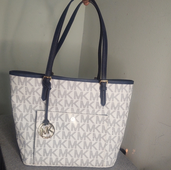 MICHAEL Kors Jet Set Large Snap Pocket
Tote Blue - Picture 1 of 8